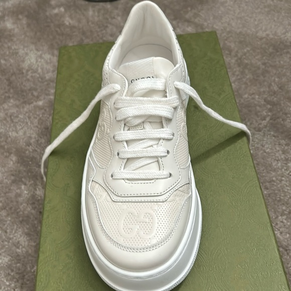 Gucci sneaker worn once. New/used - Picture 1 of 7